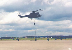BGS-Hubschrauber beim Absetzen von Angehrigen der GSG 9 | Archiv